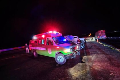 Vuelca autobús de pasajeros en Libramiento Oriente de La Piedad, Michoacán