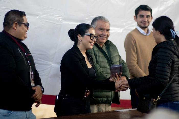 Yohana Mendoza encabeza entrega de tarjetas de beca 'Rita Cetina' en Ario