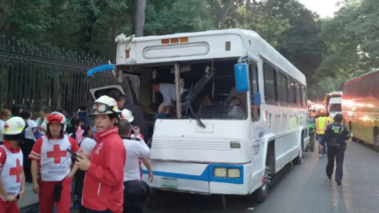 15 peregrinos heridos en choque de camión y camioneta en Chapultepec