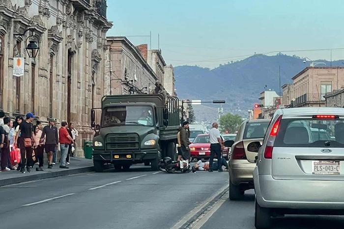 Accidente de motocicleta en Centro Histórico de Morelia deja tres heridos