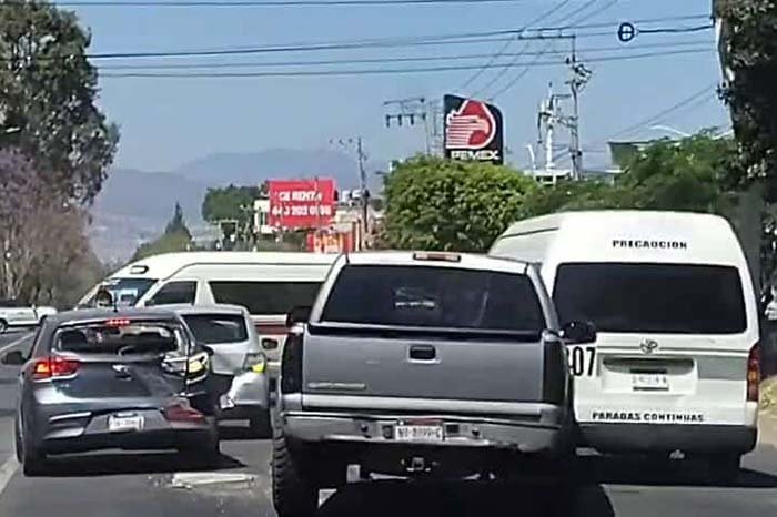 Accidente múltiple en Libramiento Oriente de Morelia por camioneta con llanta ponchada
