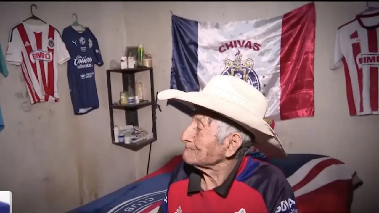 Aficionado de 90 años sobrevive a incendio; Amaury Vergara lo busca