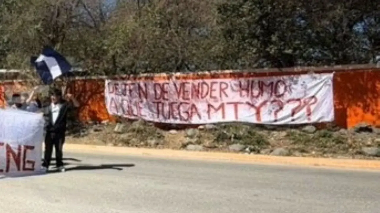 Aficionados de Rayados exigen salida de 'Tato' Noriega con billetes