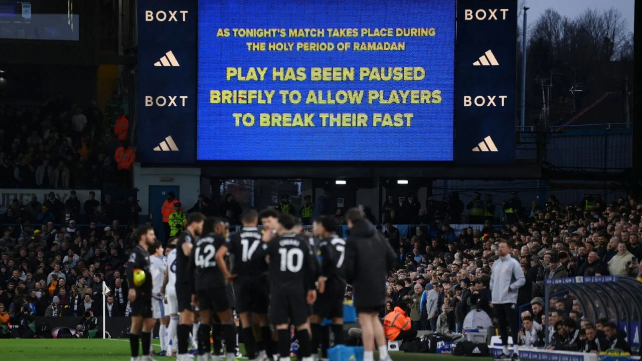 Aficionados del Leeds abuchean a jugadores musulmanes durante pausa por Ramadán