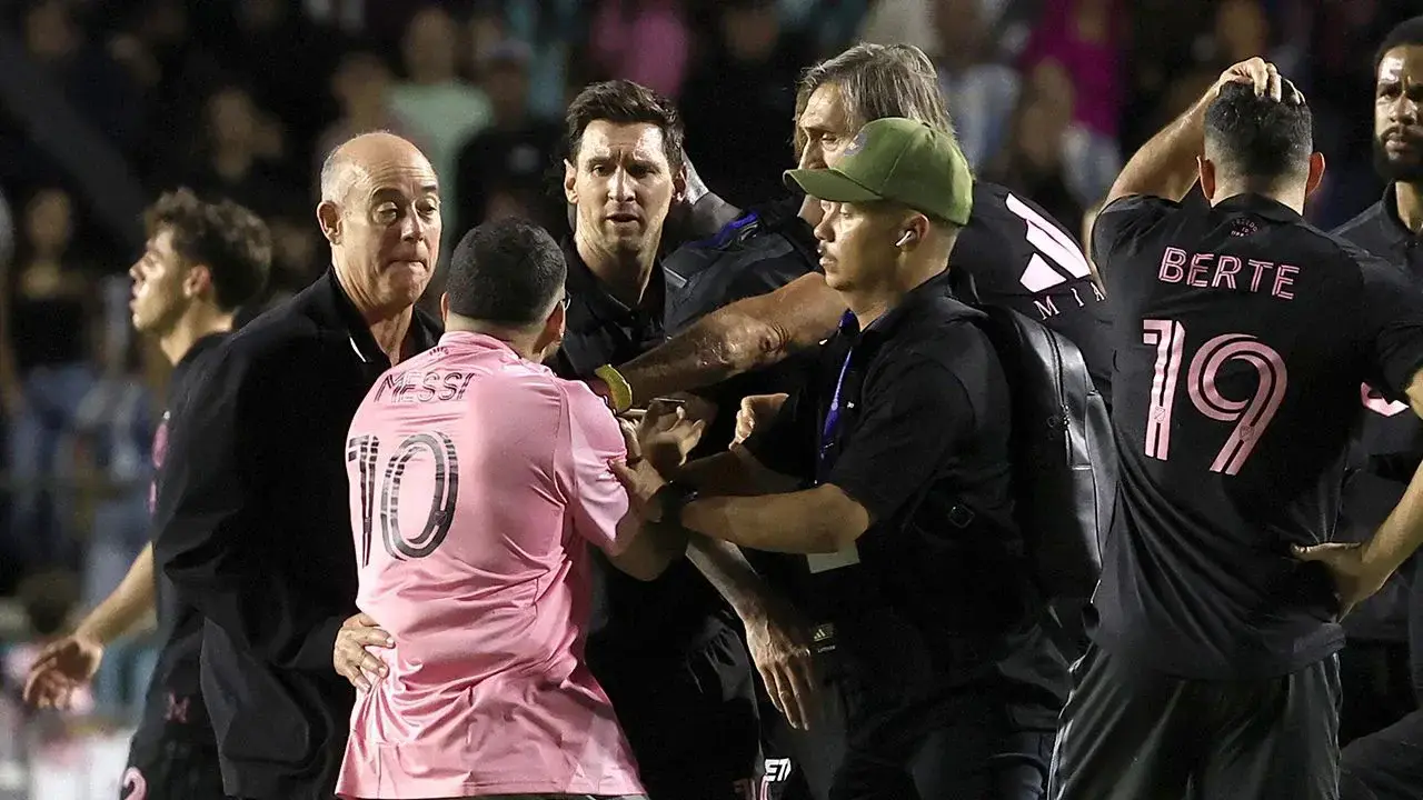 Aficionados invaden cancha en Puerto Rico y derriban a Messi