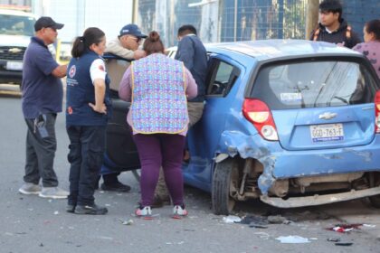 Agente vial herido al chocar contra auto estacionado en bulevar Aeropuerto