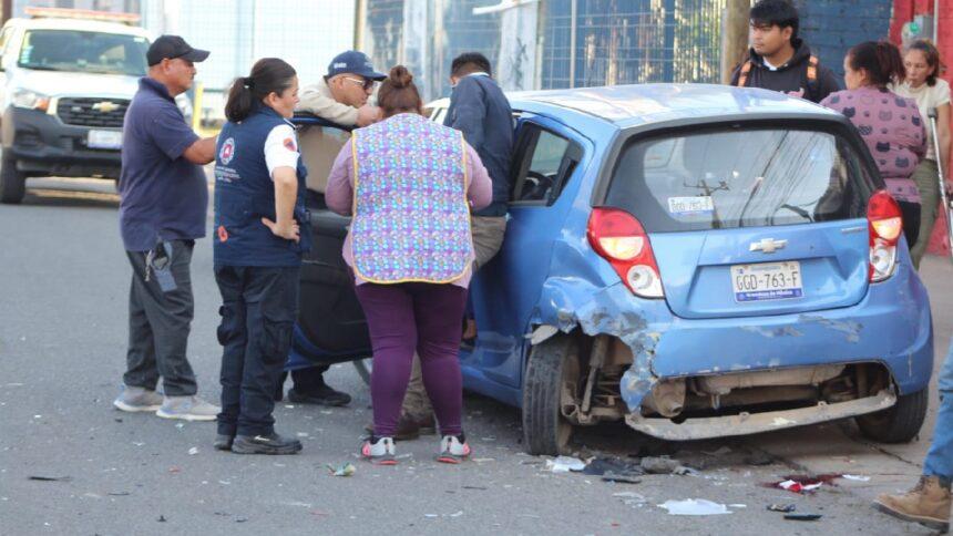 Agente vial herido al chocar contra auto estacionado en bulevar Aeropuerto