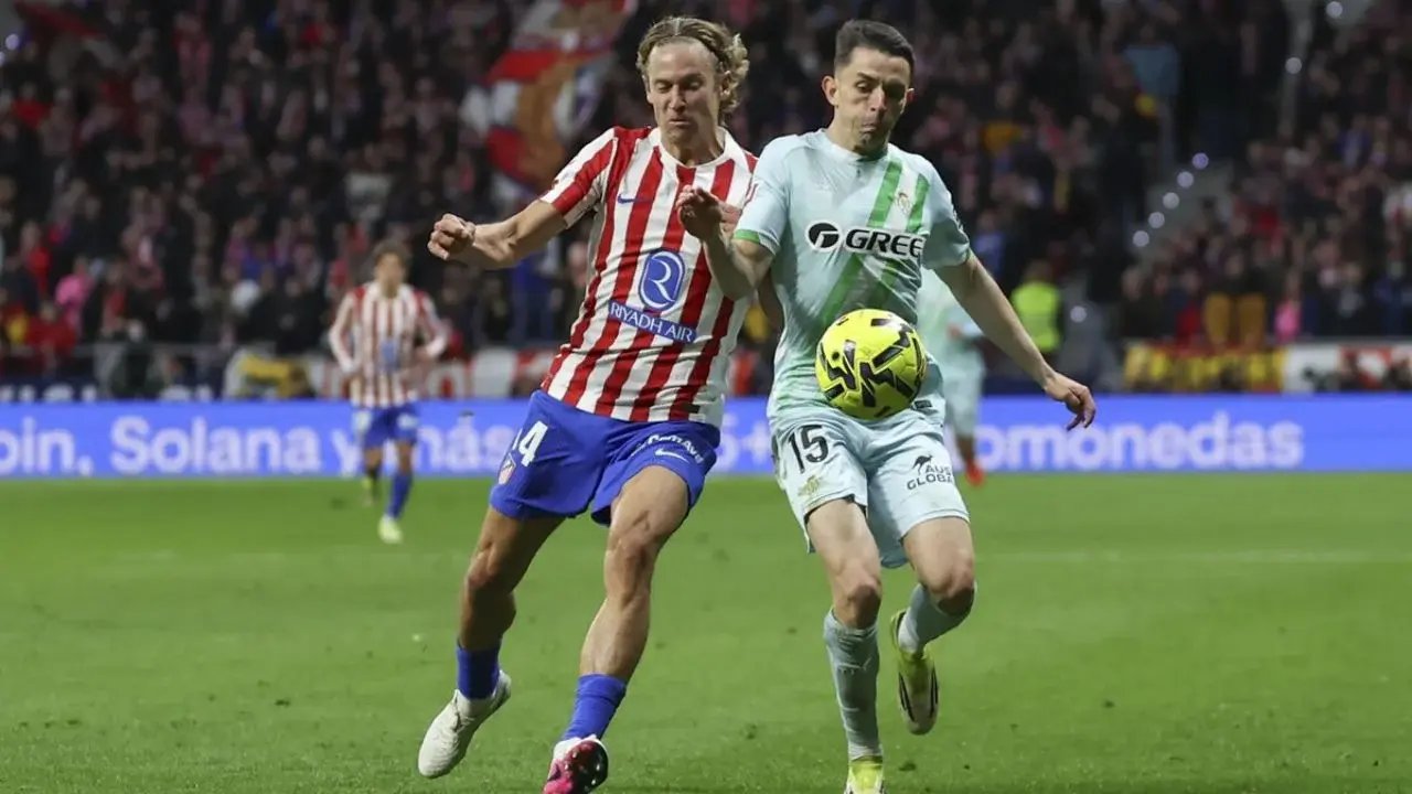 Álvaro Fidalgo destaca en su debut en LaLiga y guía al Betis