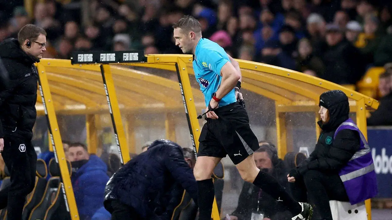 Árbitro sale corriendo al baño durante Wolverhampton-Aston Villa