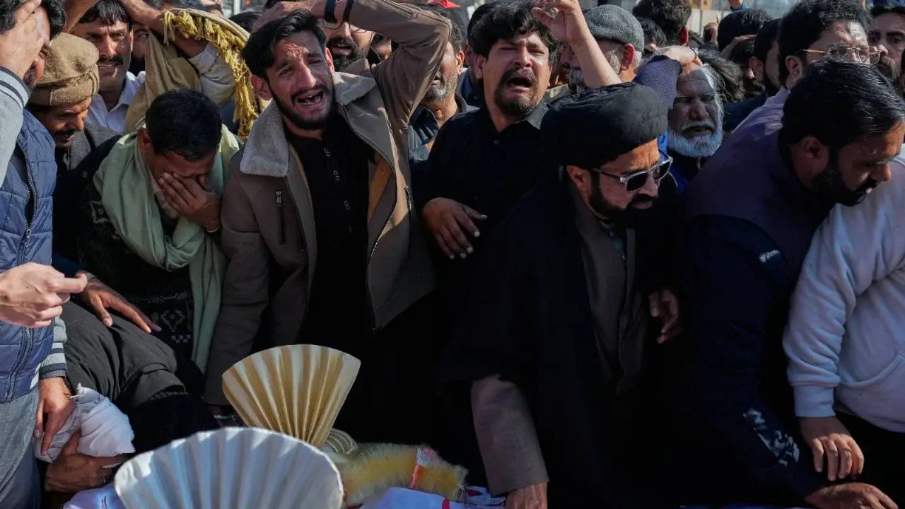 Arrestan a cuatro sospechosos tras explosión en mezquita de Pakistán, 31 muertos