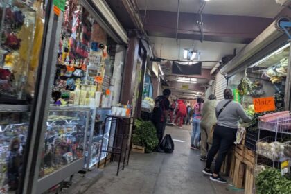 Autoridades descartan desabasto en mercado Hidalgo; comerciantes contradicen