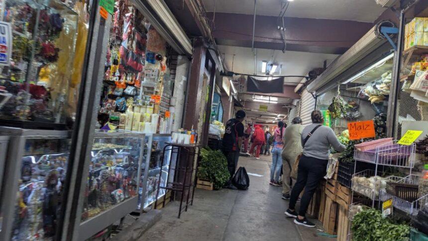 Autoridades descartan desabasto en mercado Hidalgo; comerciantes contradicen