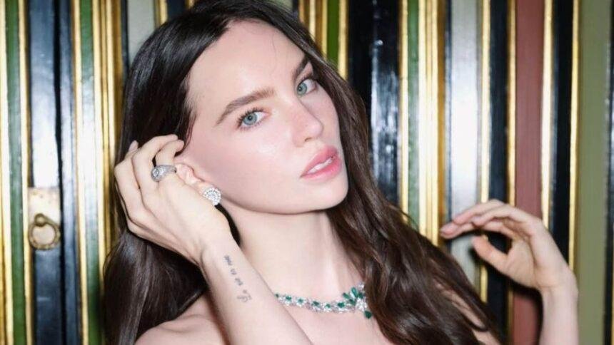 Belinda en vestido negro para la sesión de fotos de Carlota