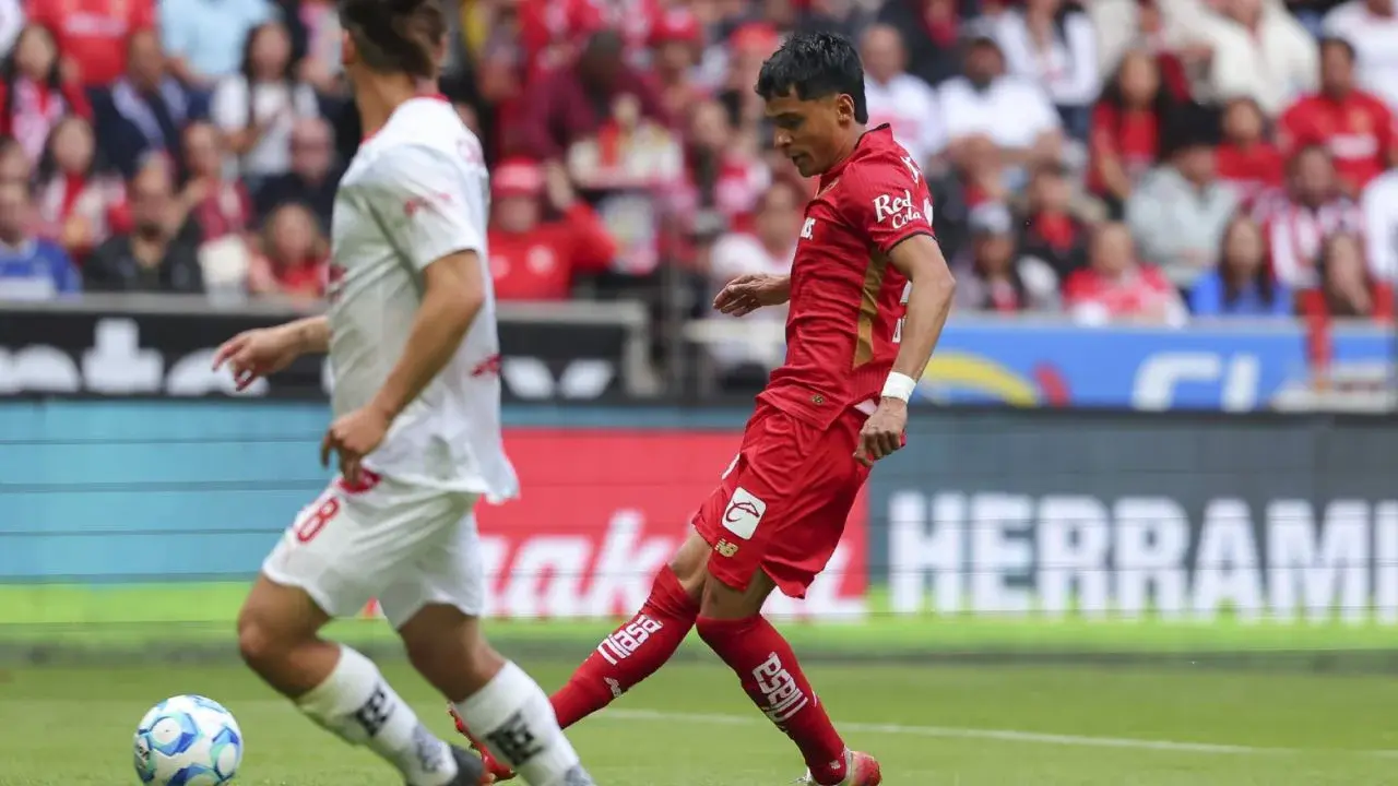 Bicampeón Toluca vence a Chivas y lo desplaza de la cima