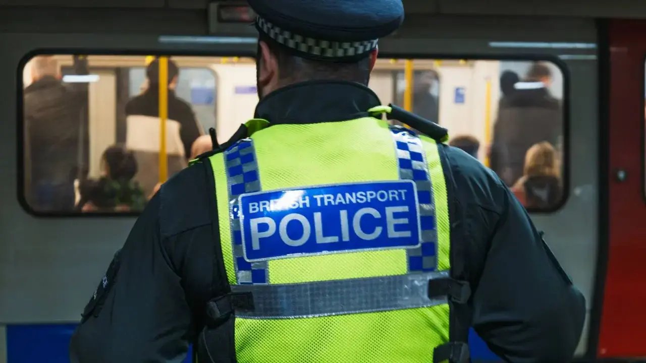 Británico admite homicidio de padre y lesiones a madre en Reino Unido