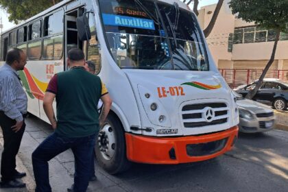 Camión urbano impacta a estudiante de secundaria que corría para alcanzarlo