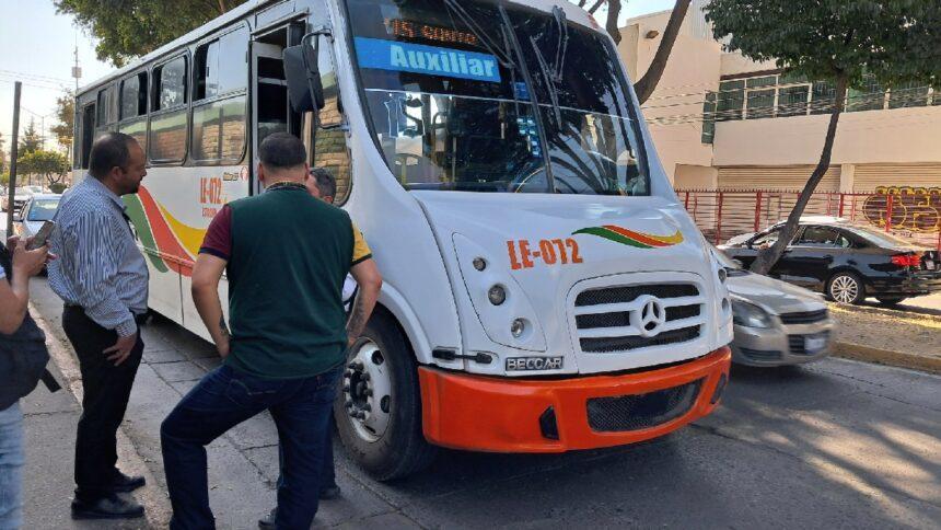 Camión urbano impacta a estudiante de secundaria que corría para alcanzarlo