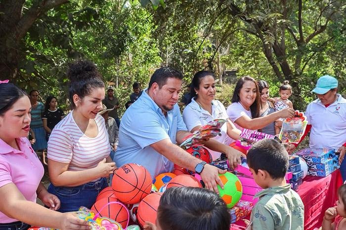 Caravana de Reyes Magos beneficia a más comunidades en Lázaro Cárdenas, Michoacán