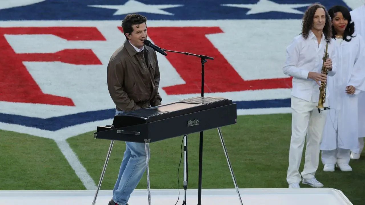 Charlie Puth interpreta el himno en el Super Bowl LX y conmueve