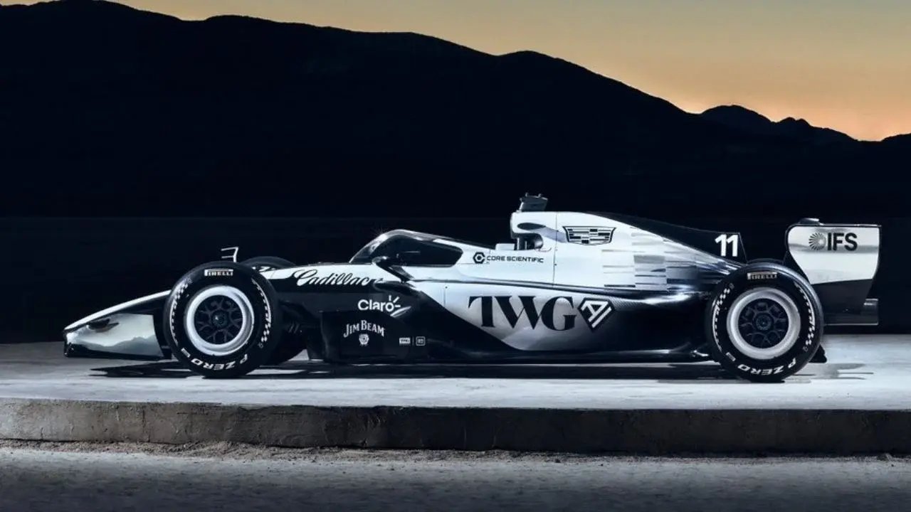 Checo Pérez muestra su Cadillac en anuncio del Super Bowl LX