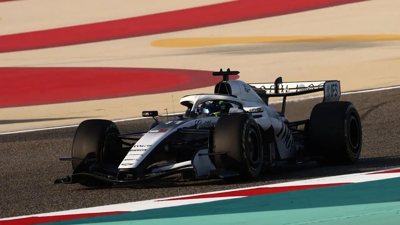 Checo Pérez supera fallas y termina 14.º en tercer día de pruebas