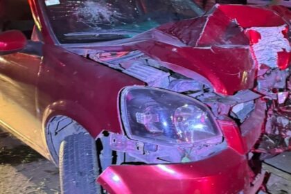 Conductor derriba poste; vehículo queda destrozado en la ciudad