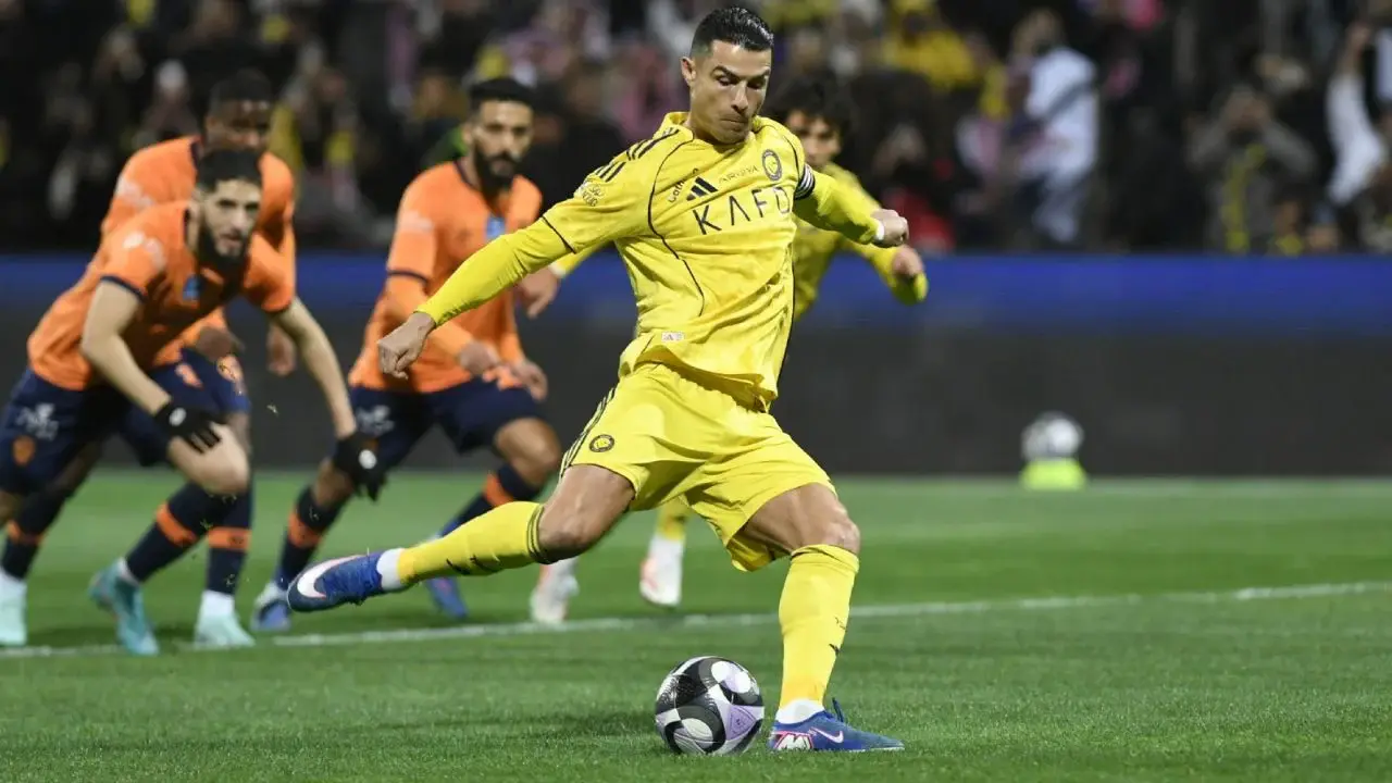 Cristiano Ronaldo falla penal y sale lesionado, a un mes de México