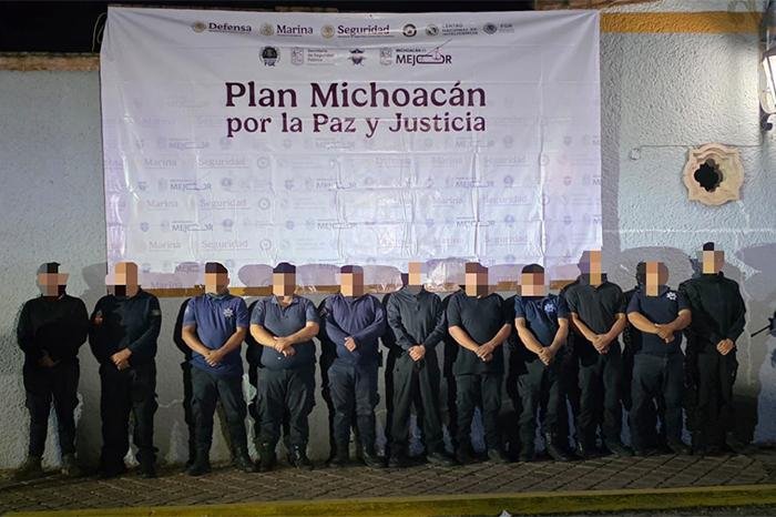 Detienen al director de Seguridad de Ecuandureo, Michoacán, y diez policías