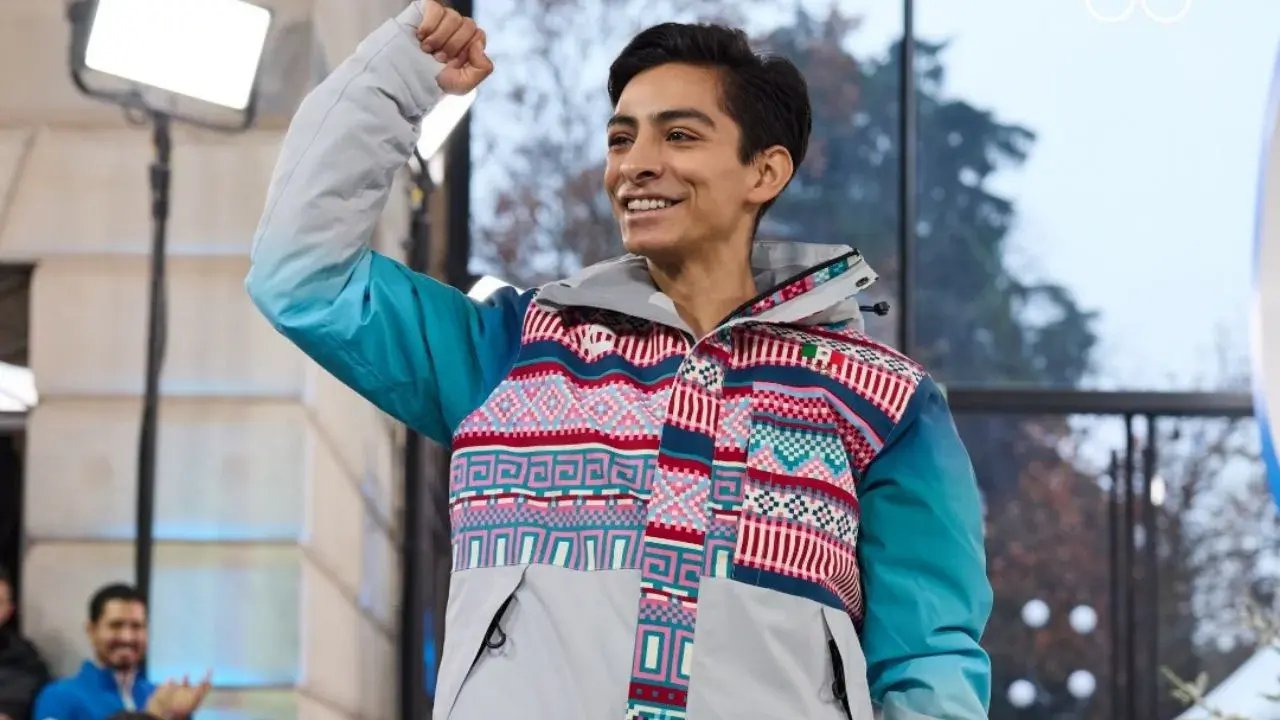 Donovan Carrillo desfila el uniforme de México en Milano-Cortina 2026
