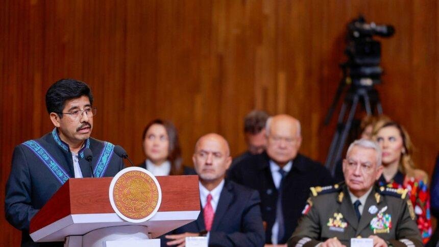 Dos empleados captados limpiando zapatos del ministro presidente Hugo Aguilar