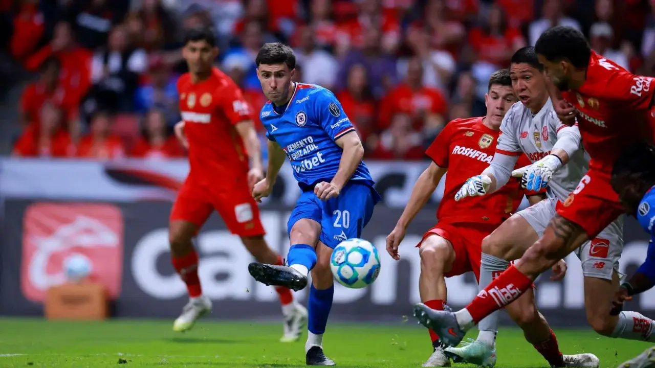 Ebere debuta y impulsa empate de Cruz Azul ante Toluca