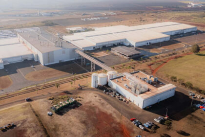 Empresa registra seis plantas de automóviles chinos e inicia séptima