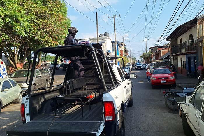 Encuentran dos hombres ejecutados con narcomensaje en Uruapan, Michoacán