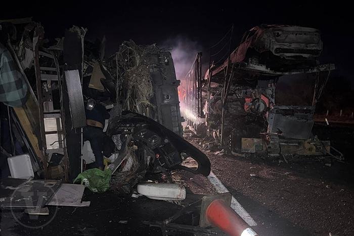 Enfermera y padre fallecen en choque de autobús; madrina murió calcinada