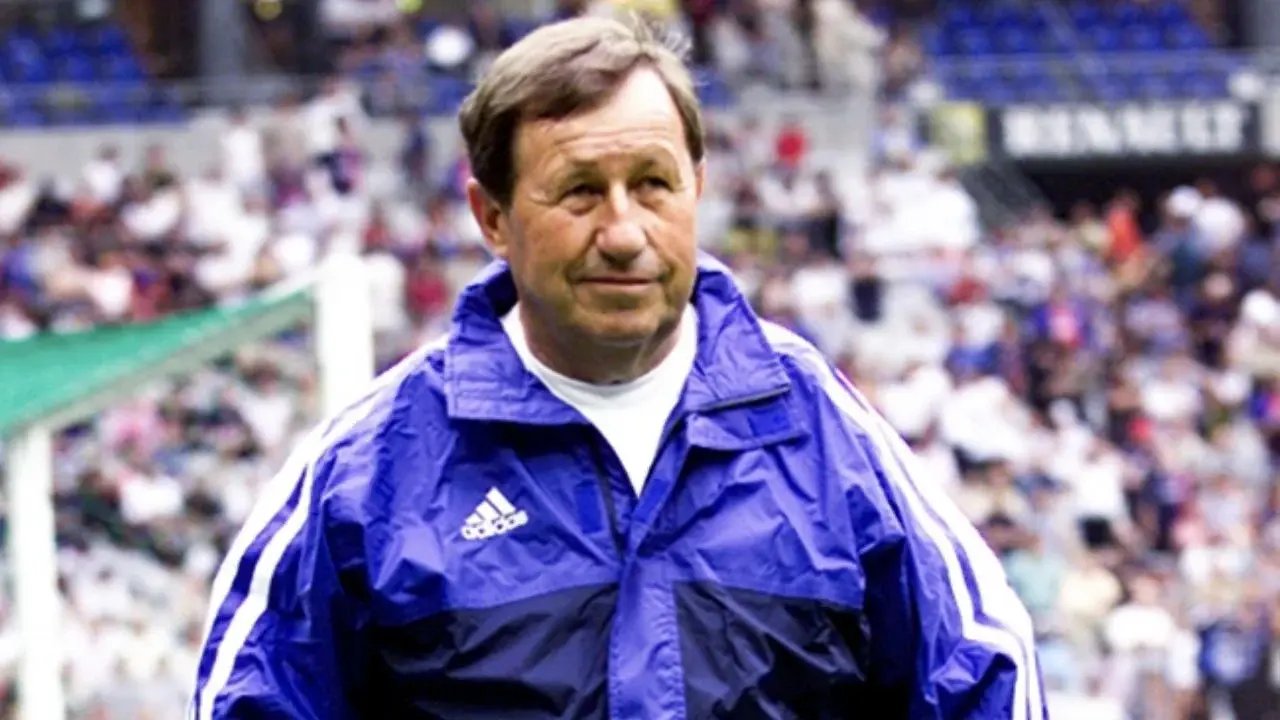 Entrenador veterano genera polémica por comentarios sobre mujeres y fútbol