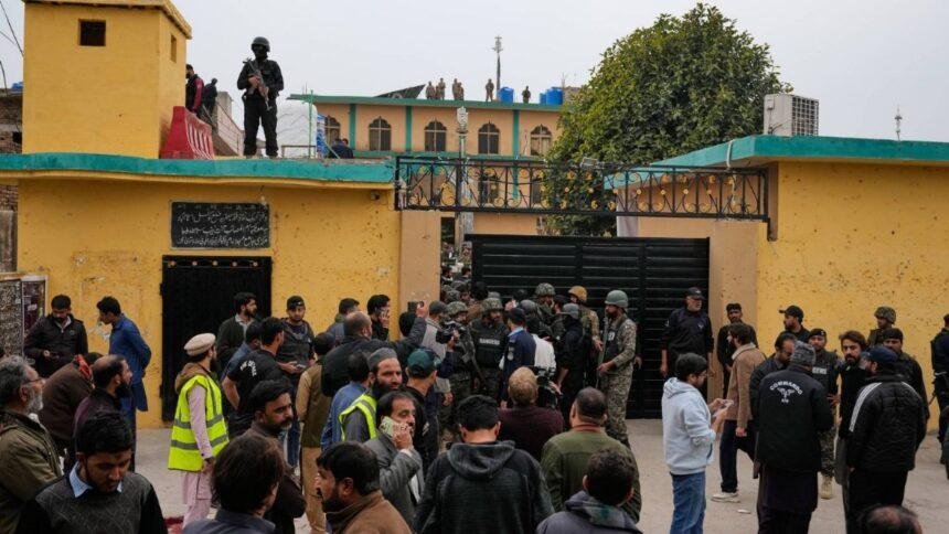 Explosión en mezquita chií en Pakistán deja 31 muertos y 169 heridos