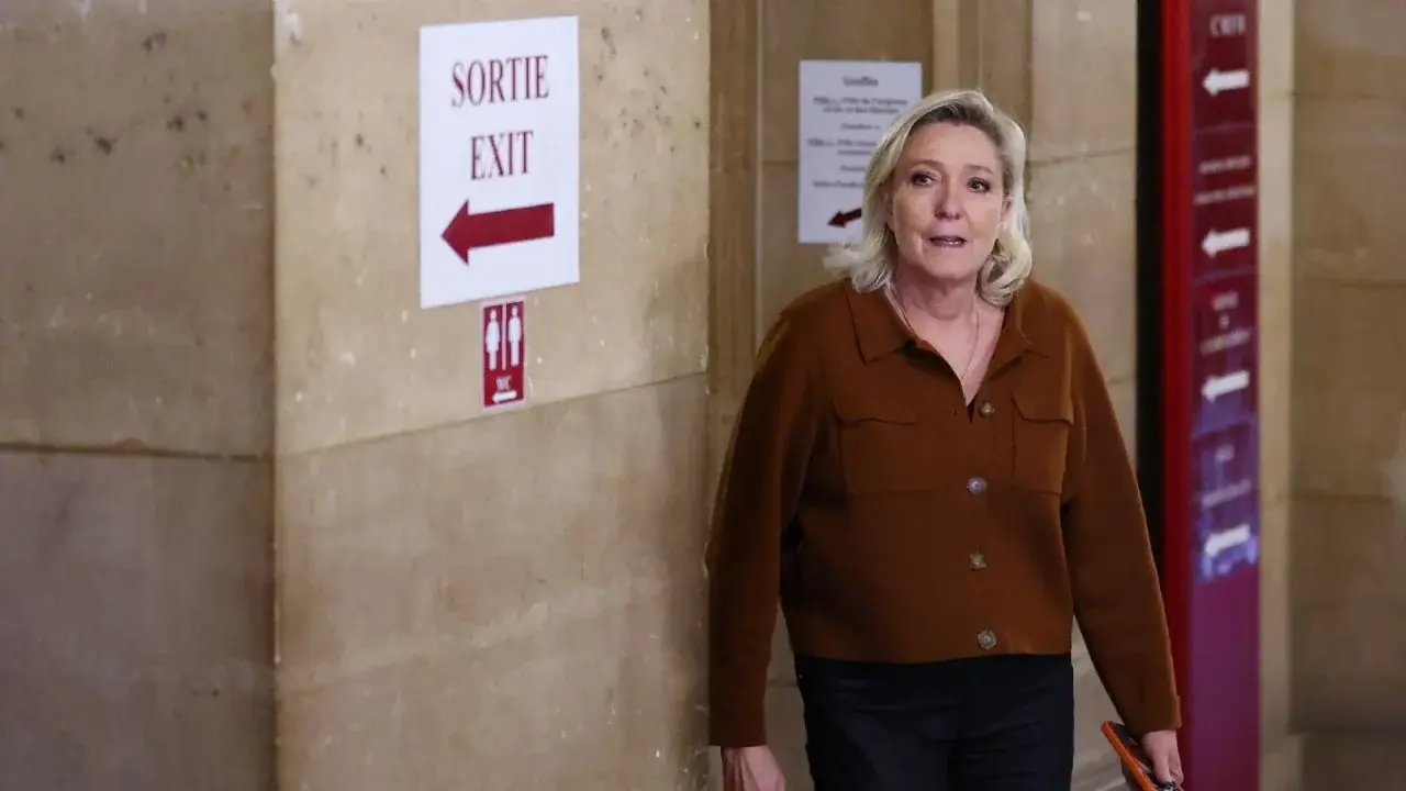 Fiscalía de París pide cinco años de inhabilitación para Marine Le Pen