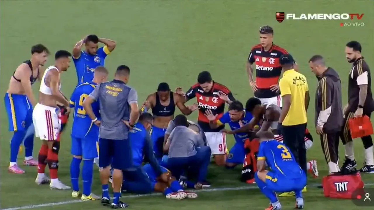Futbolista convulsiona en partido en Brasil; compañeros lo asisten