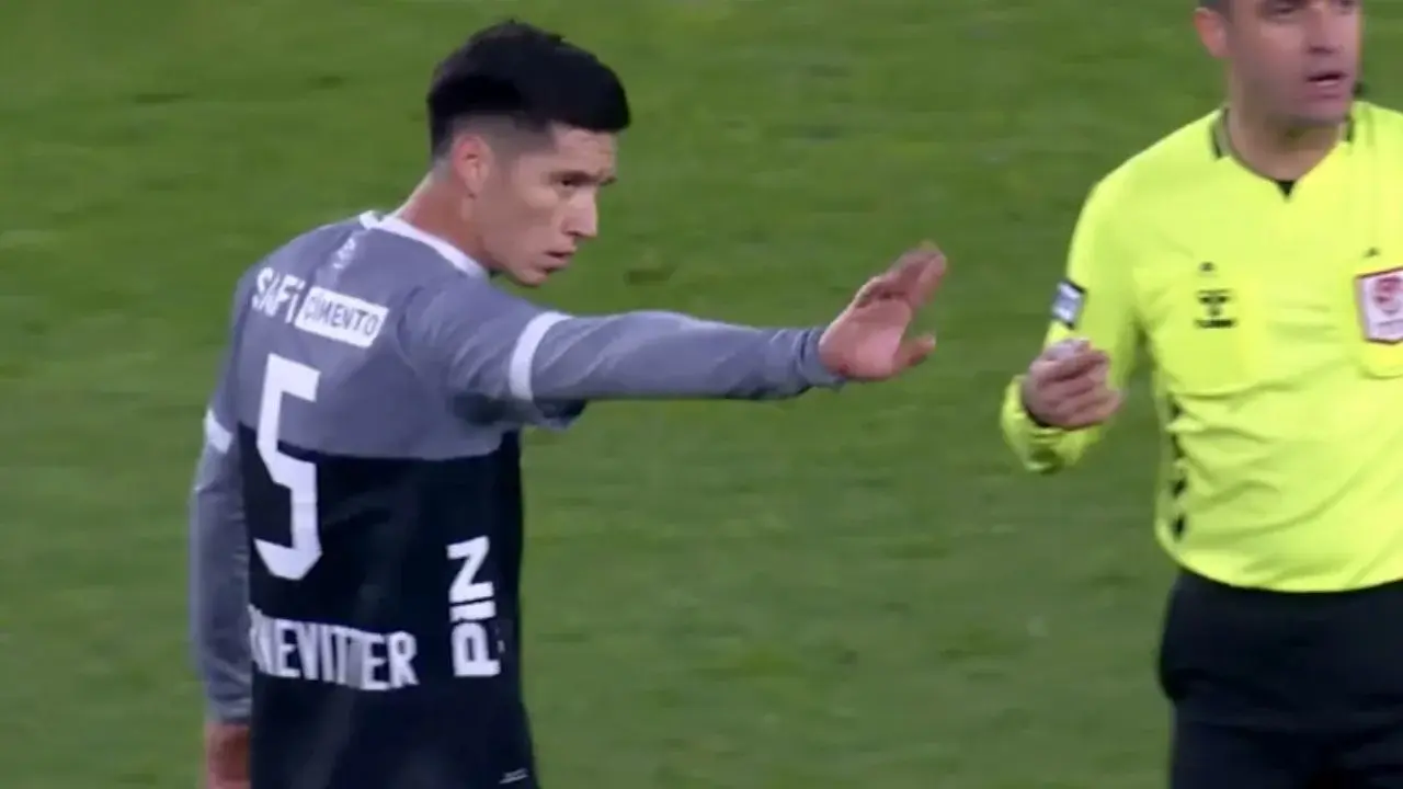 Futbolista rechaza salir, enfrenta al técnico; lo retiran al descanso