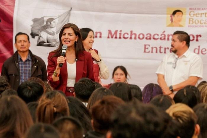 Gaby Molina supervisa intensa jornada de entrega de becas