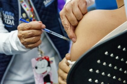 Gobierno local confirma eficacia de estrategia de vacunación contra COVID-19