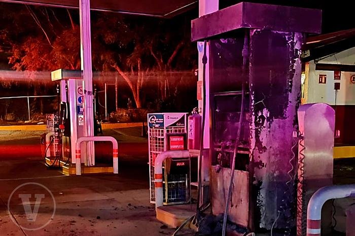 Incendian máquina despachadora de combustible y rafaguean OXXO en Cuitzeo, Michoacán