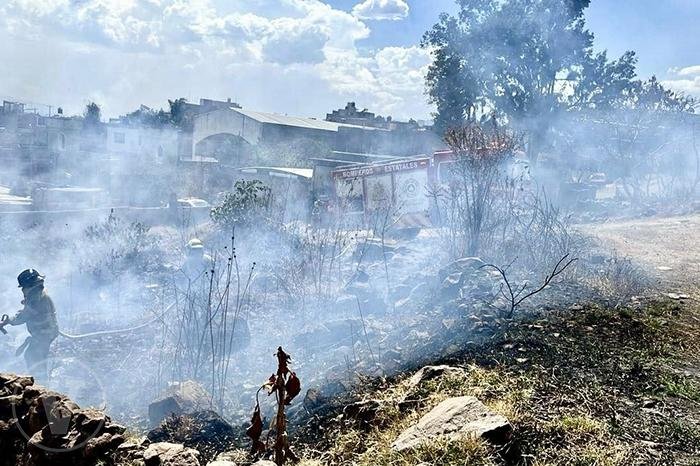 Incendio consume vivienda de madera en colonia Cumbres del Quinceo, Morelia