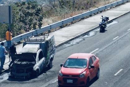 Incendio de camioneta en el Cuarto Cinturón Vial por falla mecánica