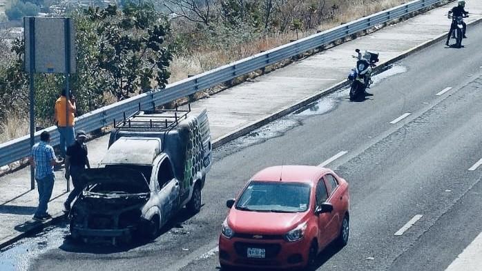 Incendio de camioneta en el Cuarto Cinturón Vial por falla mecánica