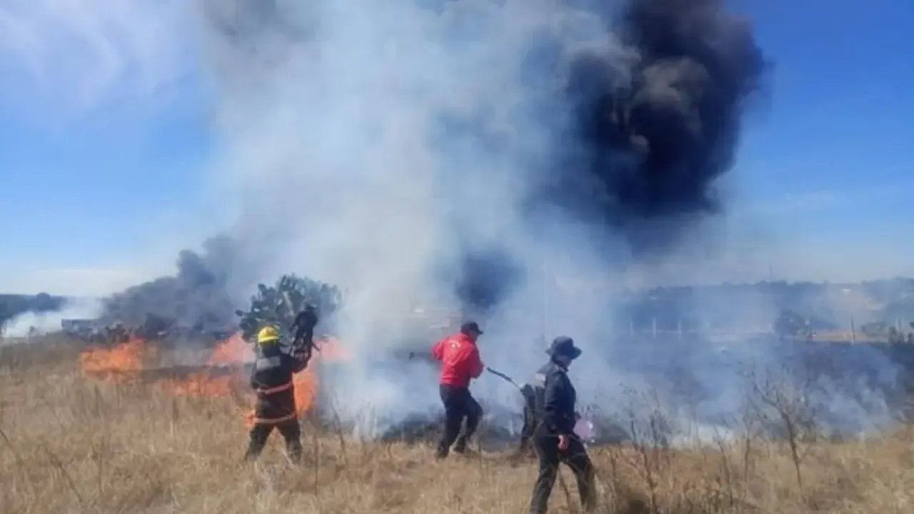 Incendio en corralón de la Fiscalía de Tlaxcala calcina 184 vehículos