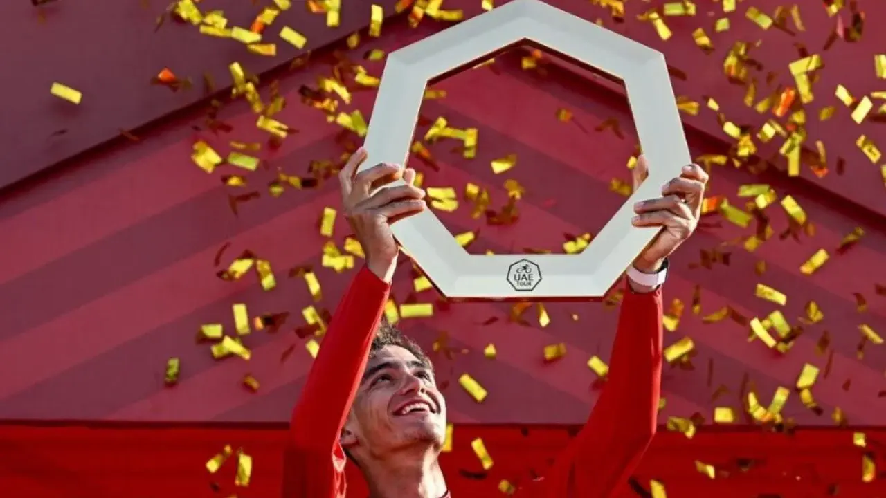 Isaac del Toro asciende al segundo puesto del ciclismo mundial