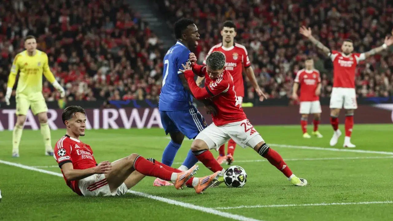 Jugador del Benfica señalado por insultar a Vinícius y burlarse de México