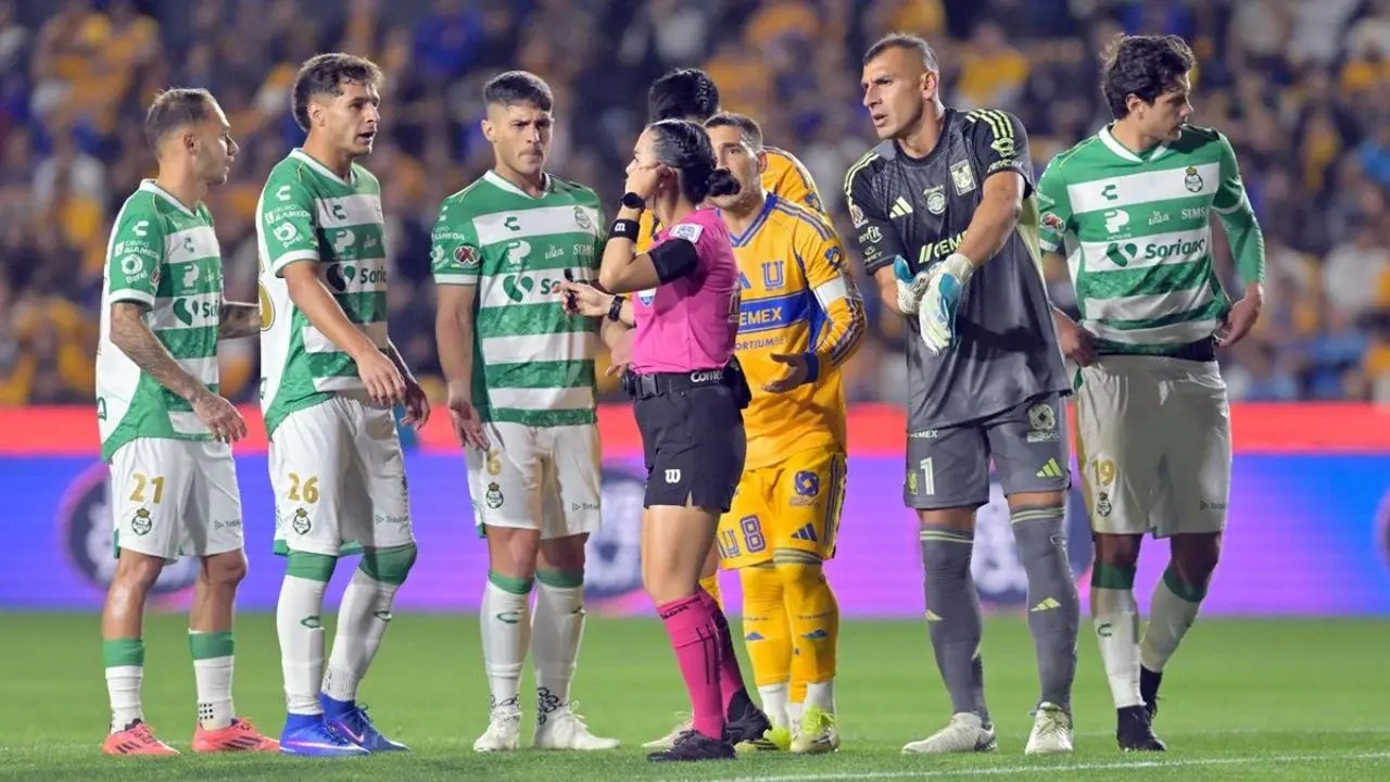 Katia Itzel García, criticada por su arbitraje en Tigres-Santos