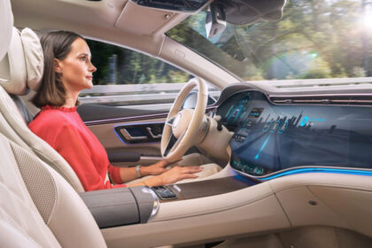 Monetización mediante publicidad en pantalla y cargos mensuales por uso de equipamiento